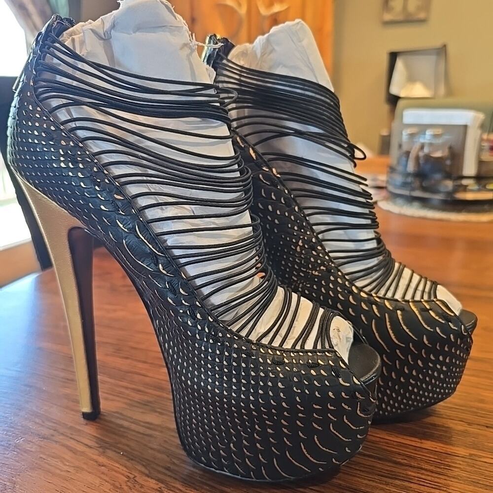 London Trash 'LT-Crush' Strappy Stilettos Size 8 Black Gold Peep-Toe Platform